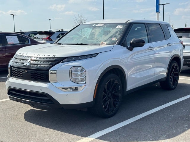 2023 Mitsubishi Outlander Base