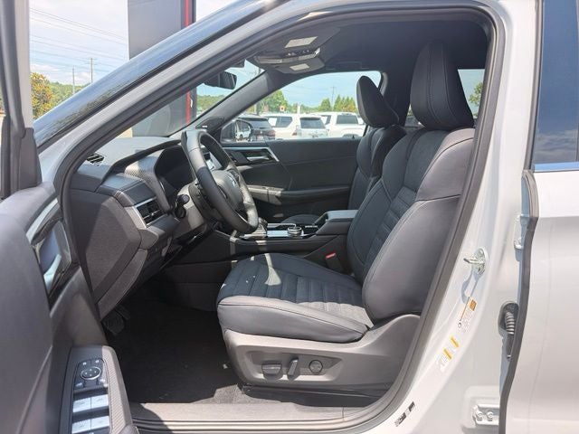 2026 Mitsubishi Outlander LE