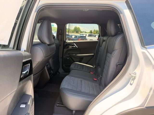 2026 Mitsubishi Outlander LE