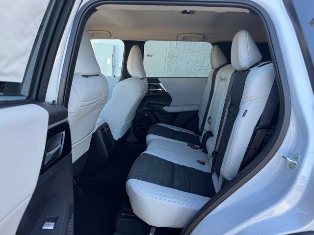 2025 Mitsubishi Outlander Base