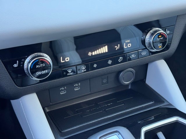 2025 Mitsubishi Outlander Base