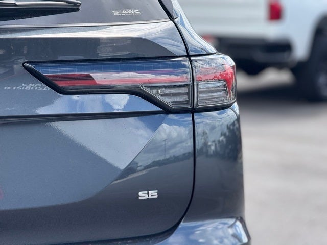 2025 Mitsubishi Outlander Base