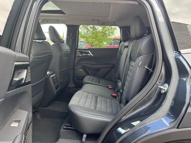 2025 Mitsubishi Outlander Base