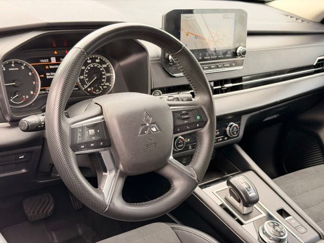 2024 Mitsubishi Outlander Base