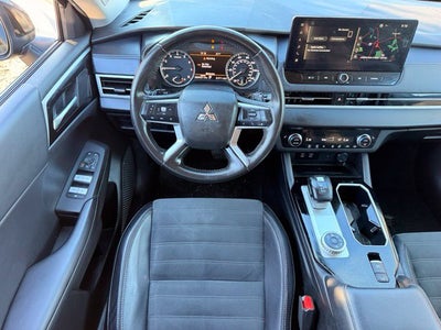 2025 Mitsubishi Outlander Base