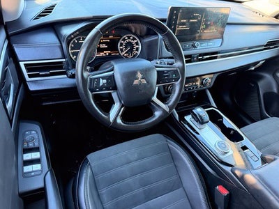 2025 Mitsubishi Outlander Base