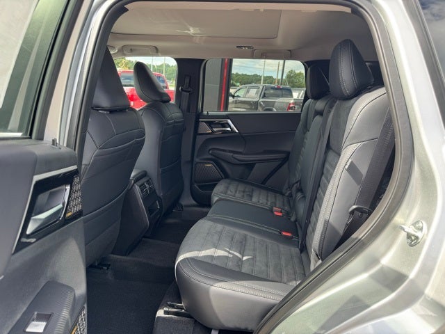 2025 Mitsubishi Outlander Base