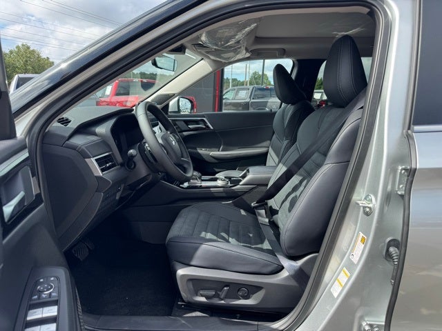 2025 Mitsubishi Outlander Base