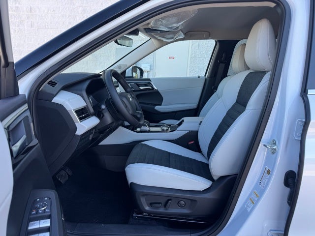 2025 Mitsubishi Outlander Base