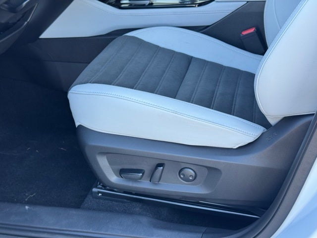 2025 Mitsubishi Outlander Base