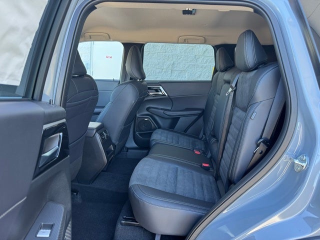 2025 Mitsubishi Outlander Base