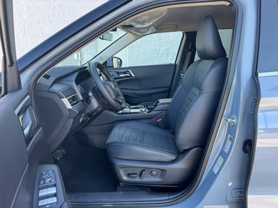 2025 Mitsubishi Outlander Base