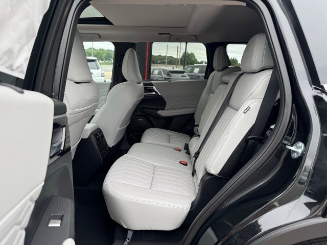 2025 Mitsubishi Outlander Base