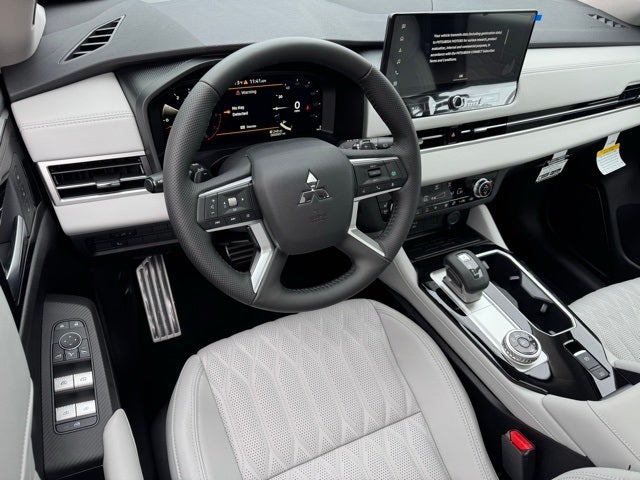 2025 Mitsubishi Outlander Base