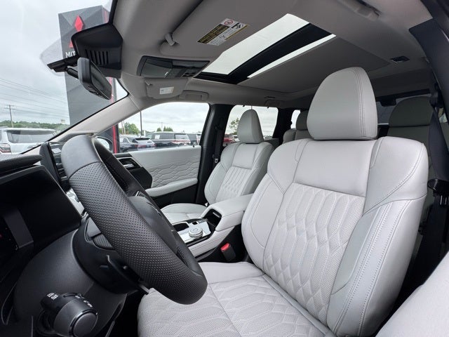 2025 Mitsubishi Outlander Base