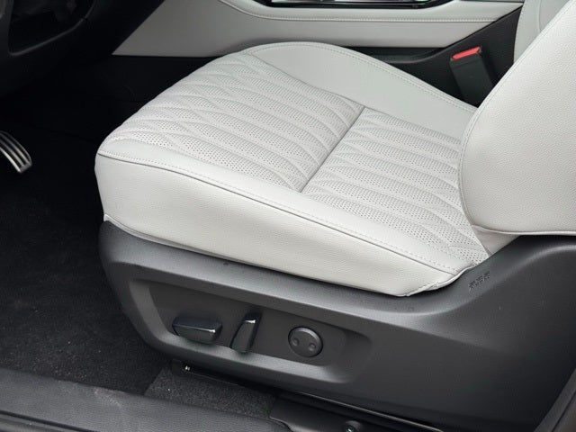 2025 Mitsubishi Outlander Base