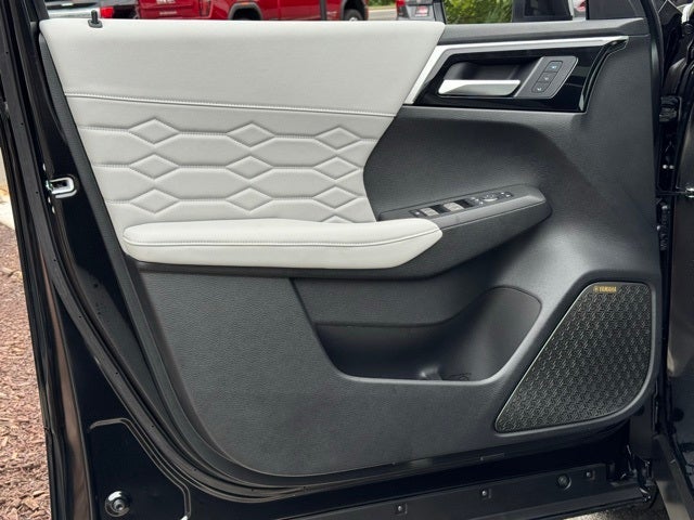 2025 Mitsubishi Outlander Base