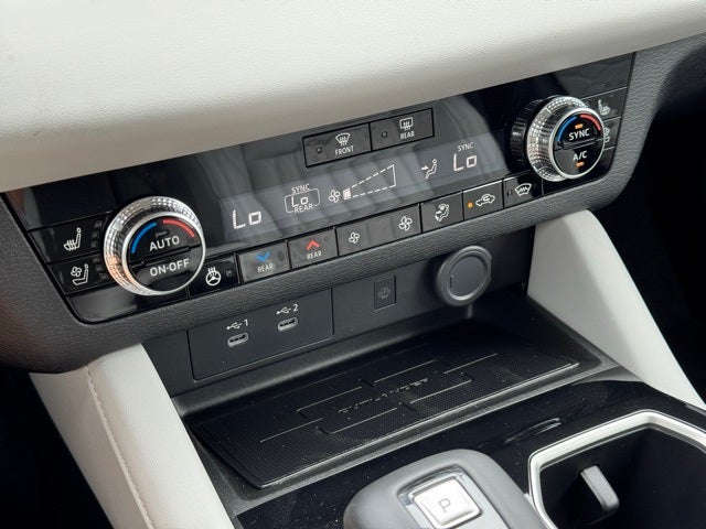 2025 Mitsubishi Outlander Base