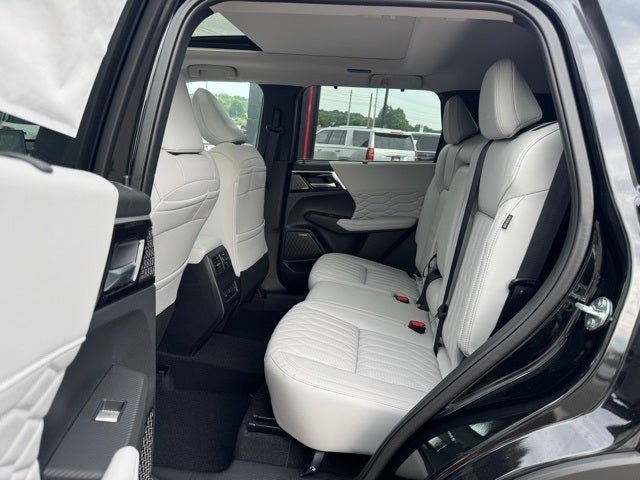 2025 Mitsubishi Outlander Base