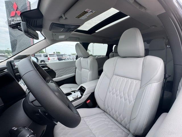 2025 Mitsubishi Outlander Base