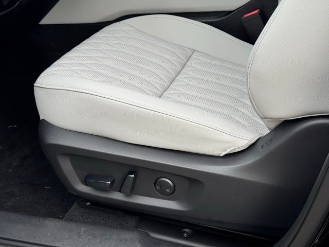 2025 Mitsubishi Outlander Base