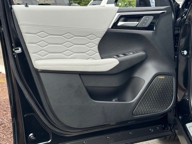 2025 Mitsubishi Outlander Base